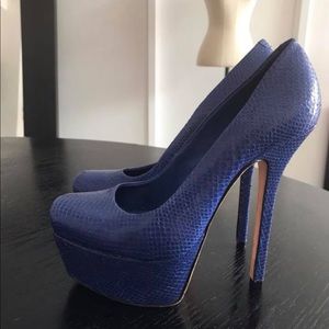 Alice & Olivia blue snake skin heels sz 37.5.